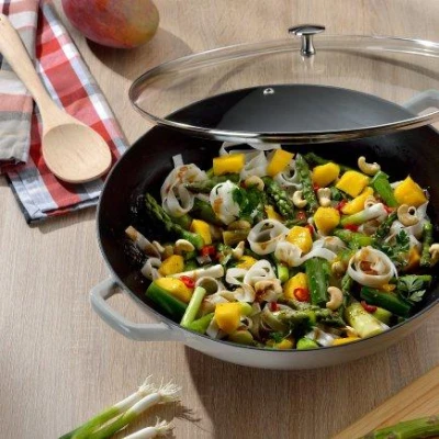 Kela Wok litinový s poklicí Calido 36 cm světle šedá
