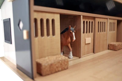 KIDS GLOBE Stáj pro koně se 7 boxy s pastvinou DŘEVĚNÁ (stavebnice)