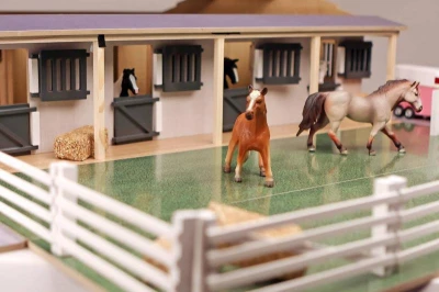 KIDS GLOBE Stáj pro koně se 7 boxy s pastvinou DŘEVĚNÁ (stavebnice)