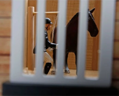 Kids globe Stáje pro koně 1:24 se 3 boxy DŘEVĚNÁ (stavebnice)