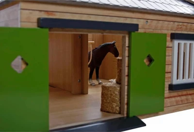 Kids globe Stáje pro koně 1:24 se 3 boxy DŘEVĚNÁ (stavebnice)