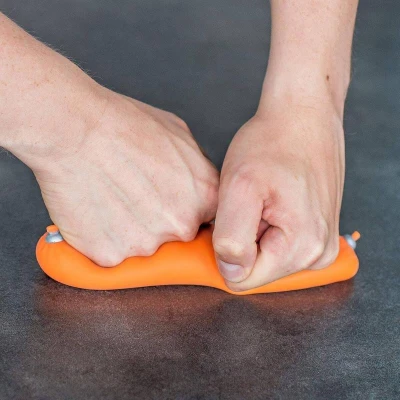 Klobása antistresová strečová mačkacia 18cm detská žartovinka
