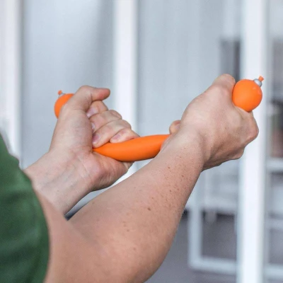 Klobása antistresová strečová mačkacia 18cm detská žartovinka