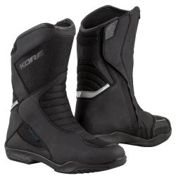 Kore Touring Mid 2.0 Flex Mesh černé boty na motorku + osvěžovač obuvi Kore Touring Mid 2.0 Flex Mesh černé boty na motorku + osvěžovač obuvi