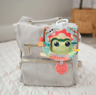 Lamaze Baby knížka textilní žabička Finlee s kousátkem pro miminko
