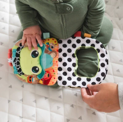 Lamaze Baby knížka textilní žabička Finlee s kousátkem pro miminko