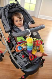 Lamaze Baby světluška Freddie textilní na zavěšení s aktivitami pro miminko