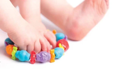 Lamaze Kúsacie baby korálky farebné hryzadlo pre bábätko