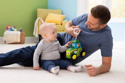 Lamaze Traktor baby John Deere textilní závěsný s klipem pro miminko