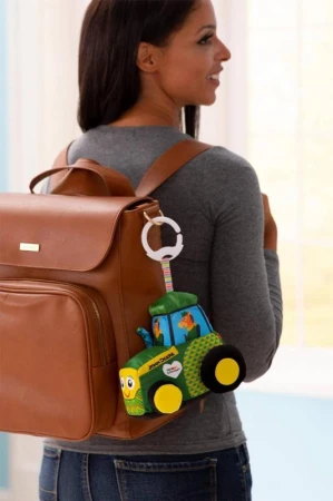 Lamaze Traktor baby John Deere textilní závěsný s klipem pro miminko