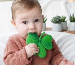 Lanco Trojlístek 10cm baby kousátko přírodní kaučuk pro miminko