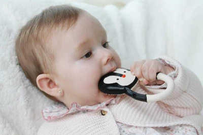 Lanco Tučňáček 11cm baby kousátko přírodní kaučuk pro miminko