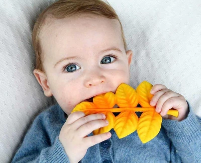 Lanco Zlatý list jarabina 13cm baby hryzadlo prírodný kaučuk pre bábätko
