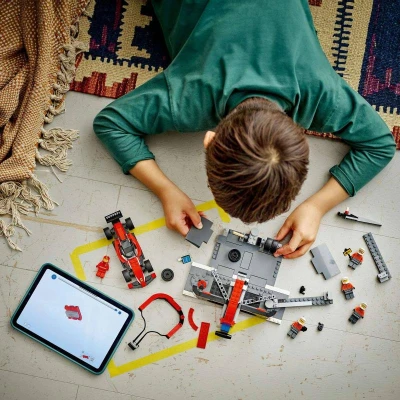 Lego CITY Zastávka v boxech F1 a personál s vozem Ferrari 60443 (stavebnice)