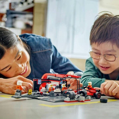 Lego CITY Zastávka v boxech F1 a personál s vozem Ferrari 60443 (stavebnice)