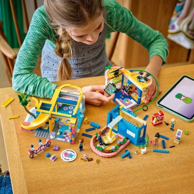 Lego FRIENDS Klubovna pro kamarády v městečku Heartlake 42689 (stavebnice)