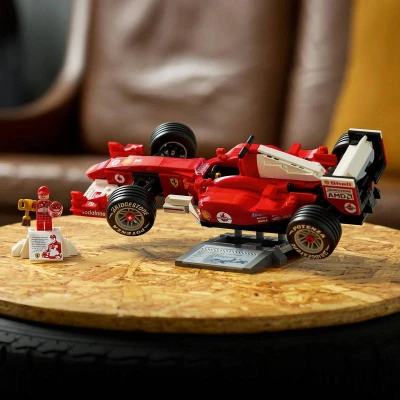 Lego ICONS Auto Ferrari F2004 a Michael Schumacher 11375 (stavebnice)