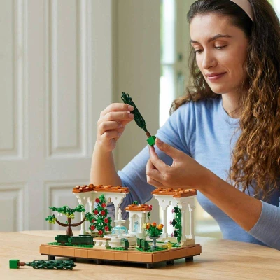 Lego ICONS Zahrada s fontánou 10359 (stavebnice)