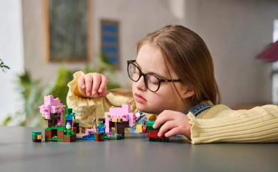 Lego MINECRAFT Záhrada s rozkvitnutými čerešňami 21260 (stavebnica)