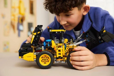 Lego TECHNIC Kolový nakladač Volvo L120 Electric 42209 (stavebnice)