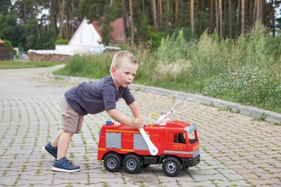 Lena GIGA TRUCKS Auto Mercedes hasiči s vodním dělem stříká vodu