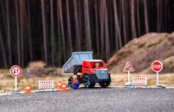 Lena TRUXX 2 auto nákladní sklápěčka funkční set s figurkou plast v krabici