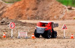 Lena TRUXX 2 auto nákladní sklápěčka funkční set s figurkou plast v krabici