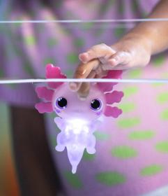 Mac Toys ANIMAGIC Axolotl strečový svítící v akváriu na baterie Světlo