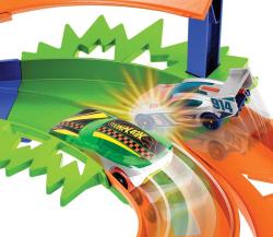 Mattel HOT WHEELS Akčná dráha s extra zákrutou herný set so 2 autíčkami