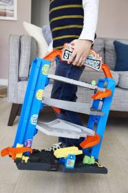 Mattel HOT WHEELS City kaskadérská přenosná garáž s výtahem set s autíčkem