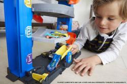 Mattel HOT WHEELS City kaskadérská přenosná garáž s výtahem set s autíčkem