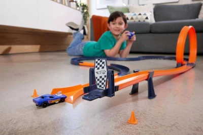 Mattel HOT WHEELS Set akční dráha + RC auto na vysílačku 2,4GHz na baterie
