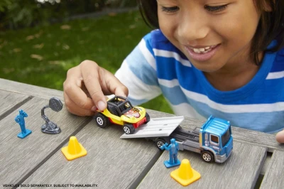 Mattel Matchbox Hitch Haul auto přepravní s přívěsem a doplňky 8 druhů