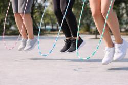 Merco Švihadlo korálkové plastové 2,8m fialovo/bílé