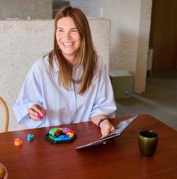 Mindok Hlavolamová hra SMART GAMES IQ Deluxe-Hexagon 120 rébusů