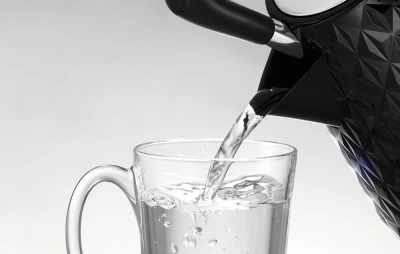 Morphy Richards 108131 černá elektrická rychlovarná konvice