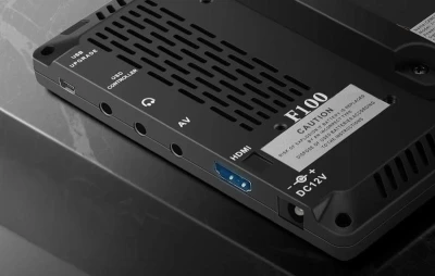 Neewer F100 černý přenosný monitor s USB nabíječkou a baterií
