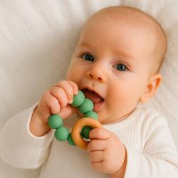 NEW BABY DŘEVO Kousátko s kuličkami zelené silikonové pro miminko