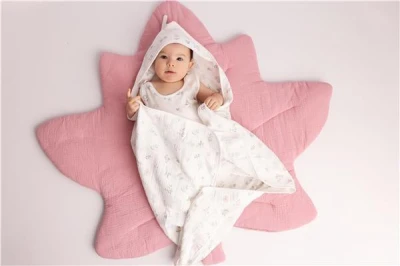 NEW BABY Mušelínová hrací deka Maple Leaf blue