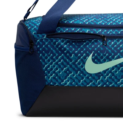 Nike NK BRSLA S DUFF - 9.5 AOP FA25 sportovní taška