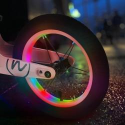 Nils Fun RB901 s 12 pumpovanými koly a LED růžové dětské odrážedlo (VÝPRODEJ)