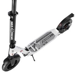 Nils Extreme HM208T biela odpružená kolobežka s ručnou brzdou