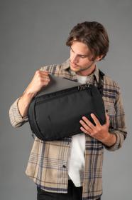 Pacsafe VIBE 325 SLING PACK jet black batoh + sleva 400,- na příslušenství