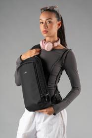 Pacsafe VIBE 325 SLING PACK jet black batoh + sleva 400,- na příslušenství