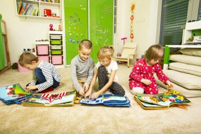 Piqipi Interaktivní dětská knížka Quiet Book Dog modrá