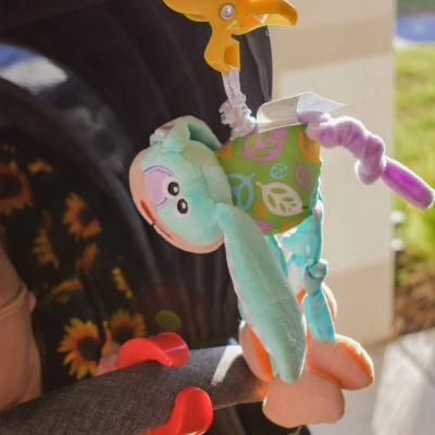 Playgro PLYŠ Baby pejsek vrnící pastelový s klipem pro miminko