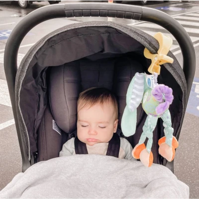 Playgro PLYŠ Baby pejsek vrnící pastelový s klipem pro miminko