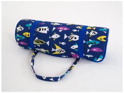 Plážové lehátko v ruličce - modré s černobílými rybkami - 148 x 52 x 1,5 cm Plážové lehátko v ruličce - modré s černobílými rybkami - 148 x 52 x 1,5 cm