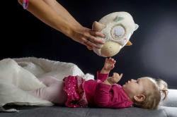 PLYŠ Baby sovička usínáček 25cm projektor na baterie Světlo Zvuk pro miminko