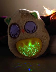 PLYŠ Baby sovička usínáček 25cm projektor na baterie Světlo Zvuk pro miminko